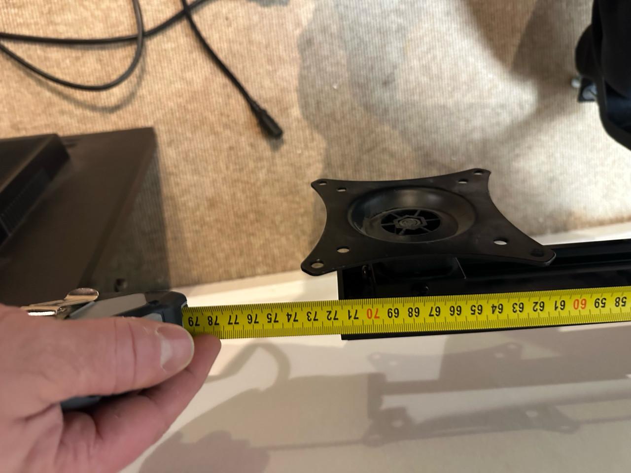 Drie monitors (2 Dell, 1 Samsung) met arm en standaards