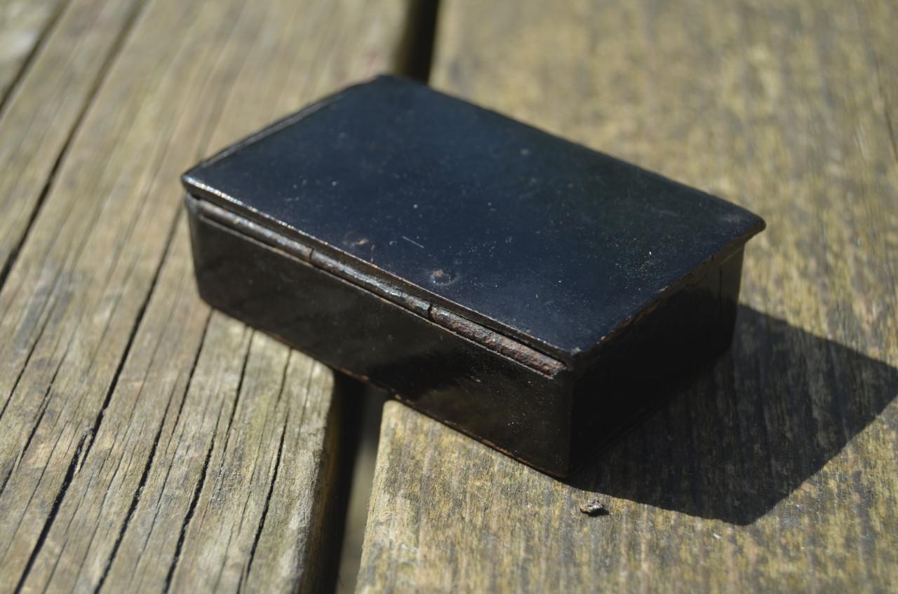 Klein houten (spelden)doosje