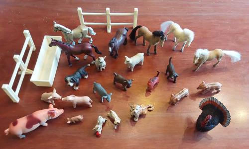 Diverse beestjes, 2 losse hekken en 1 voederbak samen in rieten mandje