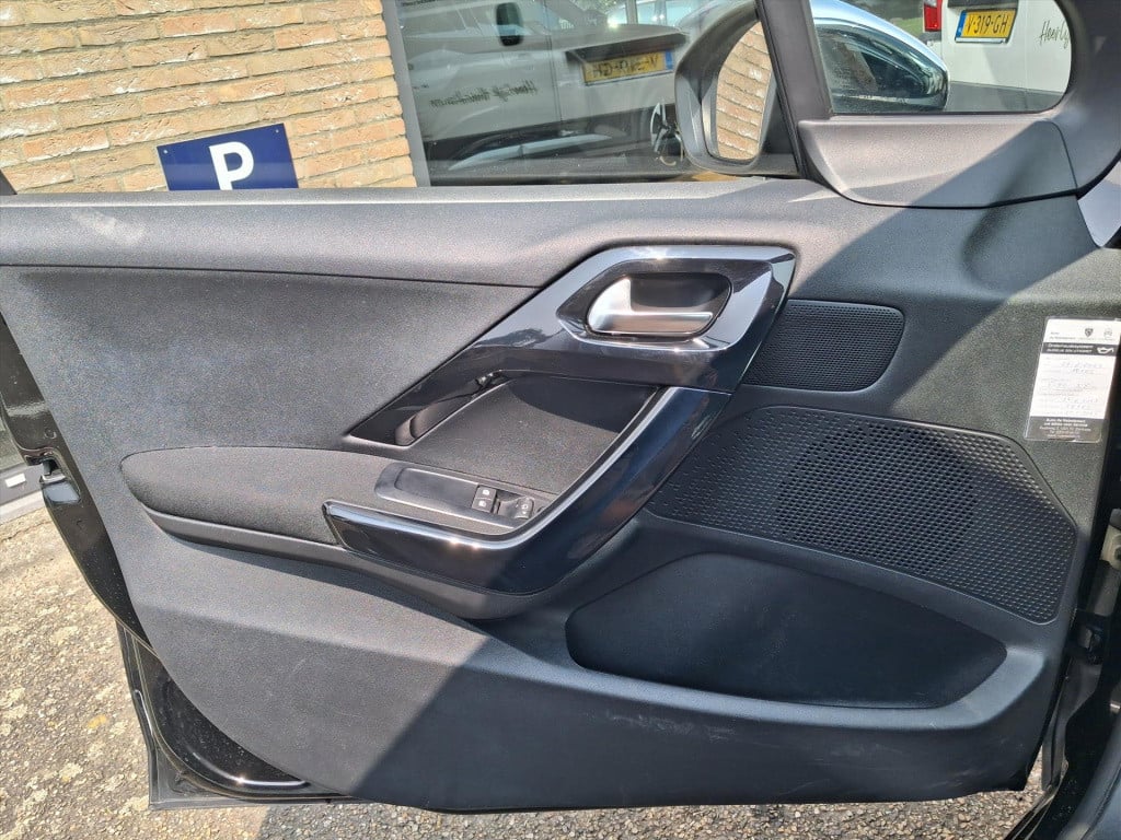 Peugeot 208 urban soul 1.2 pt-82pk 5d trekhaak | navigatie | airco | cruise