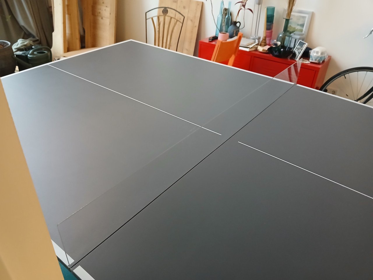 Unieke tafeltennistafel design met stalen poot en bladen