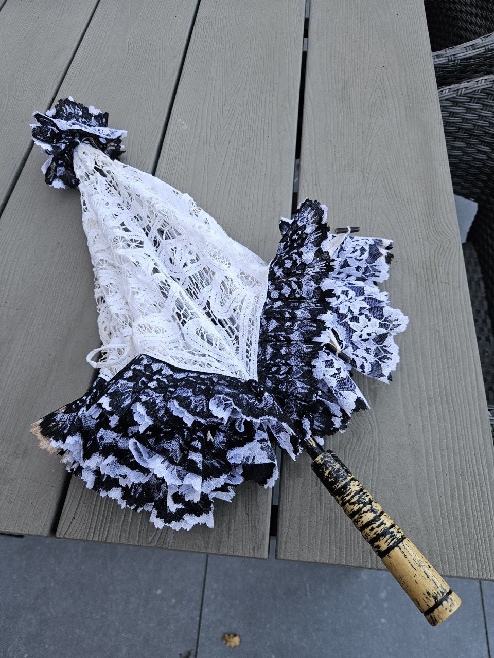 Prachtige vintage bruiloft kanten parasol met een mooie houten handvat...