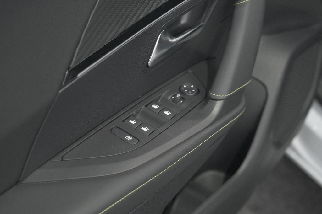Peugeot 2008 puretech 130 eat8 gt | camera | apple carplay | parkeersensore
