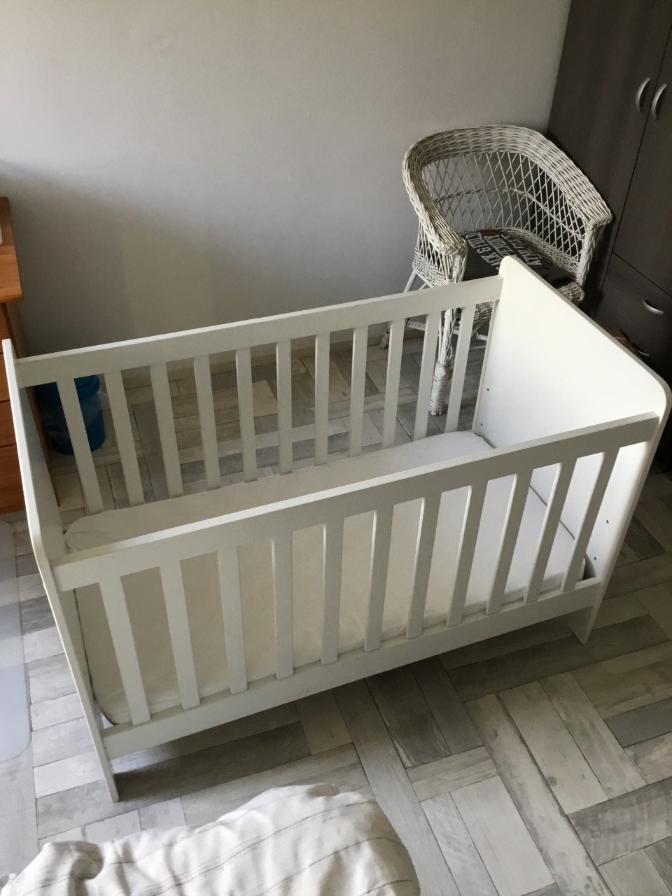 Wit babyledikantje