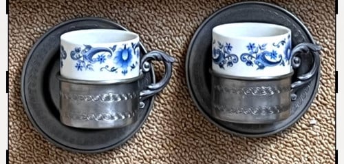 Dit zijn espresso/koffiekopjes en schotels tin/porselein