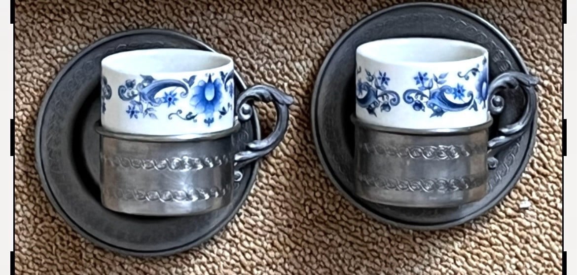 Dit zijn espresso/koffiekopjes en schotels tin/porselein