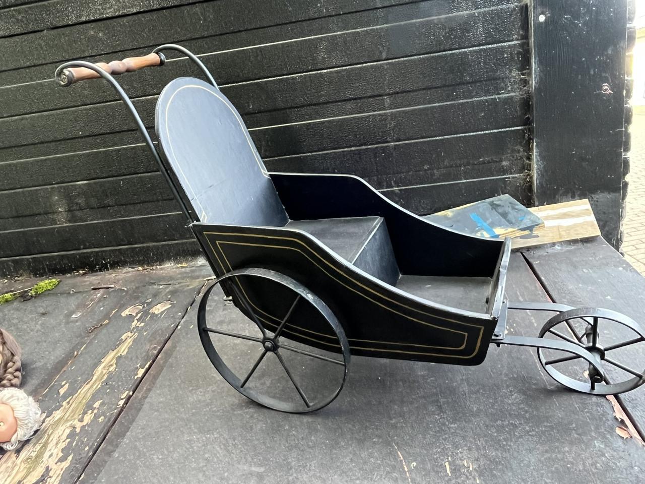 Poppenwagentje met pop, antiek