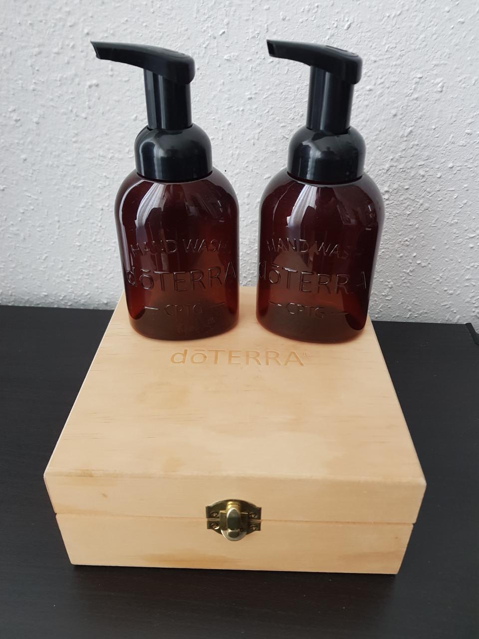 DoTerra 2 x dispenser 1 x houten opbergdoos