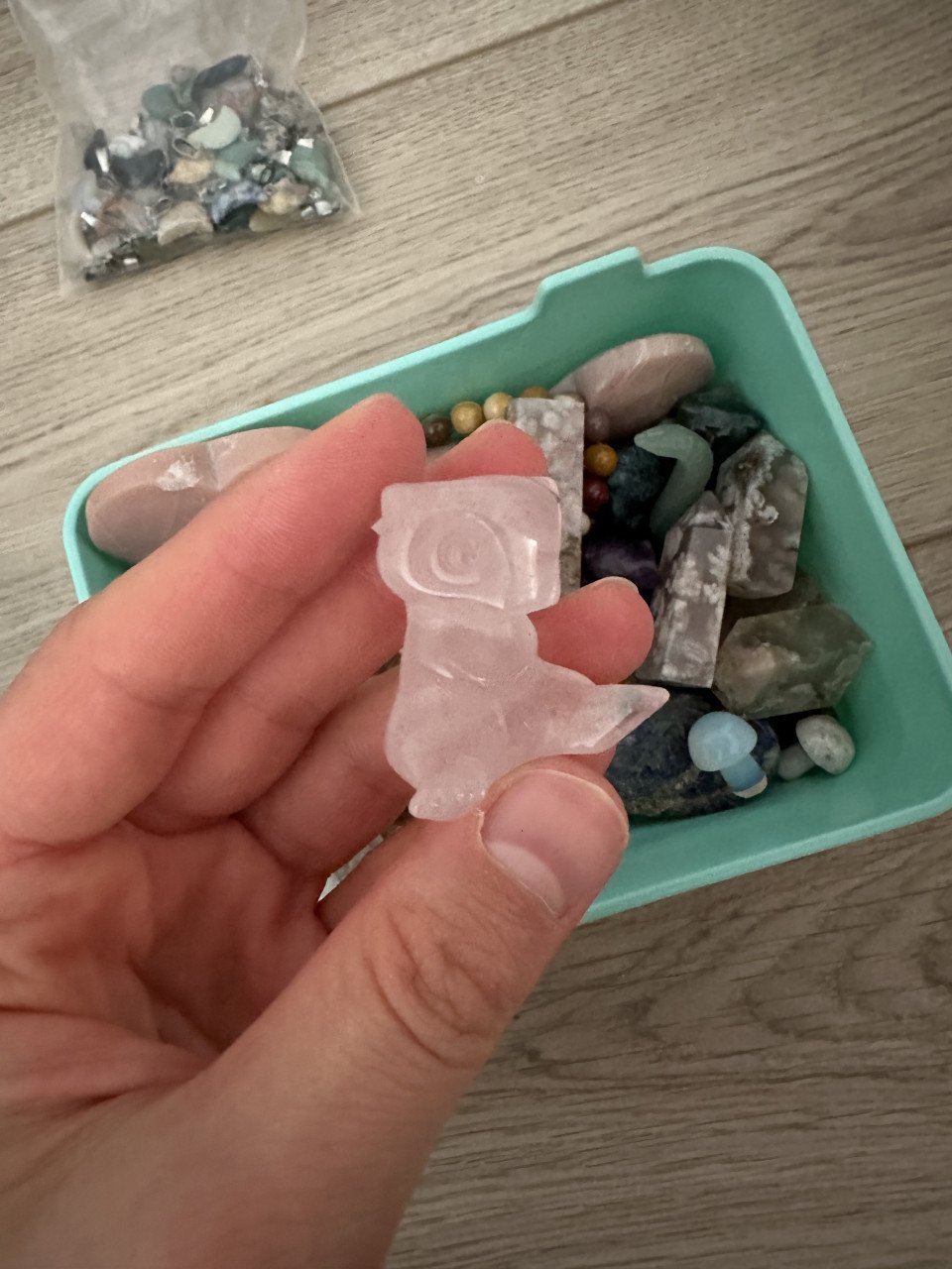Kristallen - diverse edelstenen in een bakje