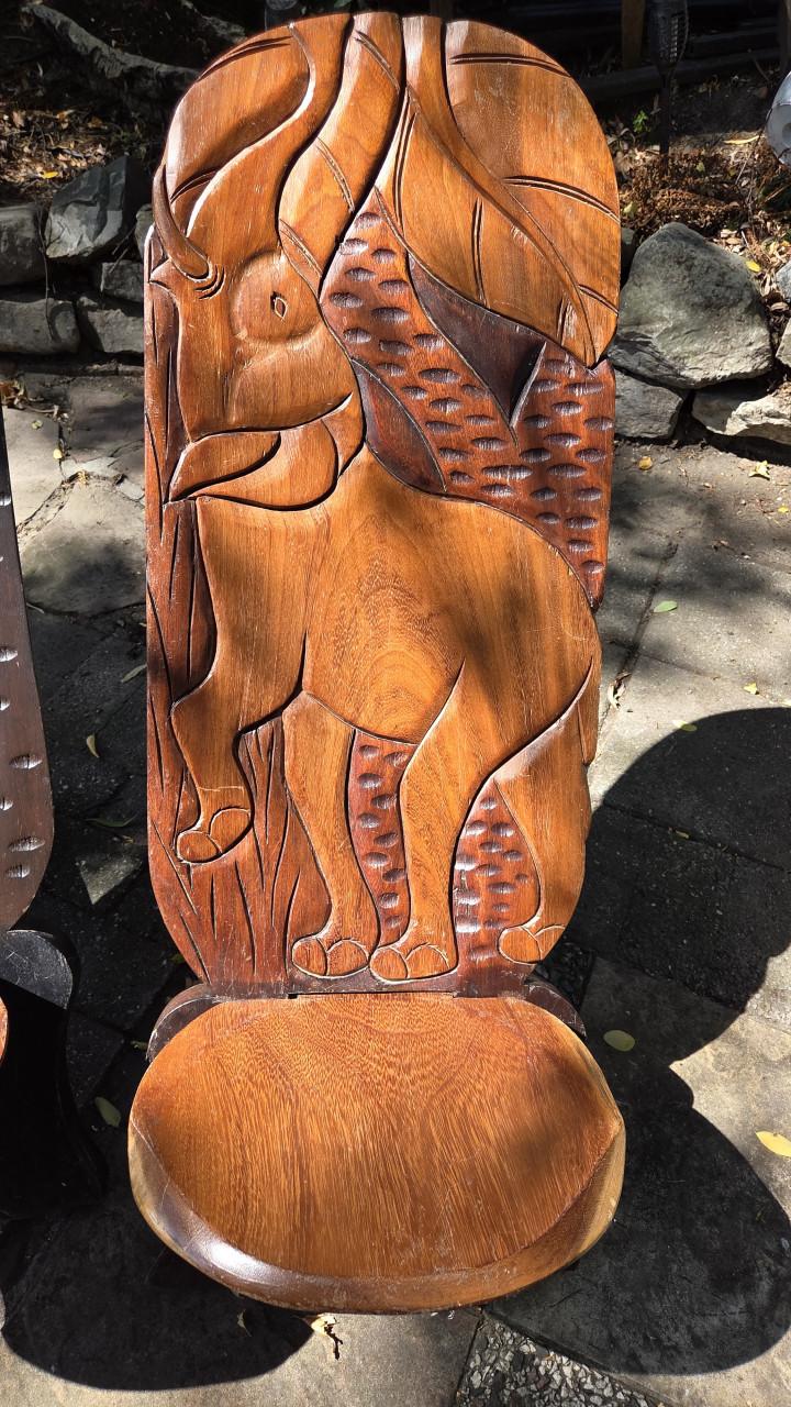 Houten stoelen met sculpturen - Uniek!