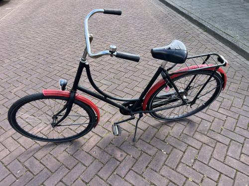 03 Rood – zwartkleurige damesfiets (oma model):