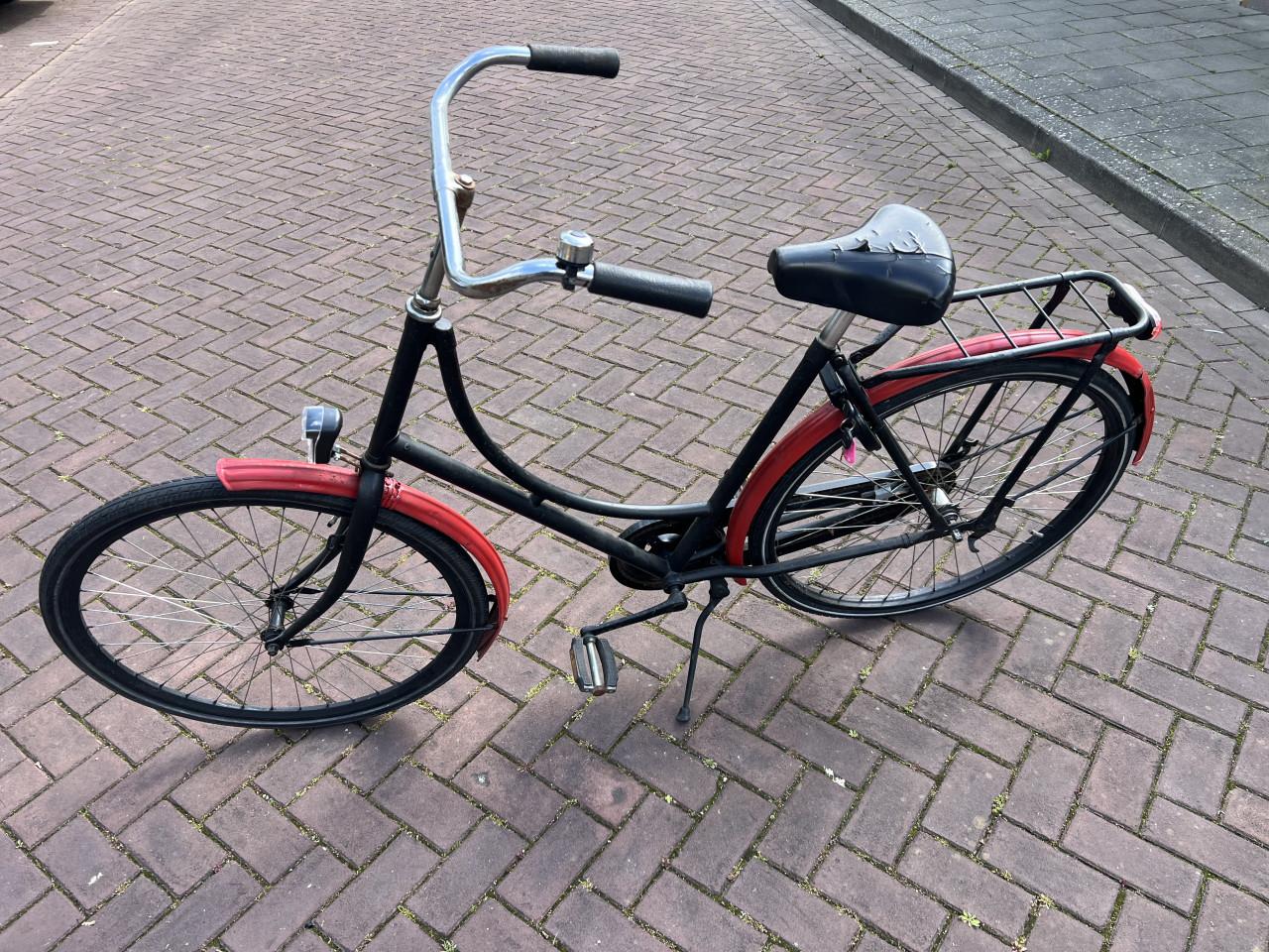 03 Rood – zwartkleurige damesfiets (oma model):