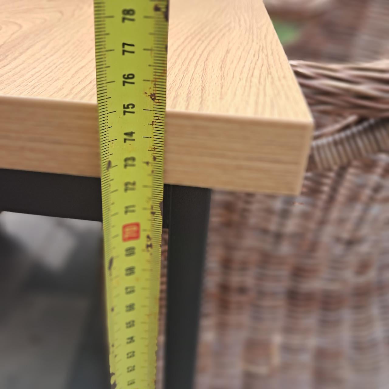 Tafel en 2 rotan stoelen