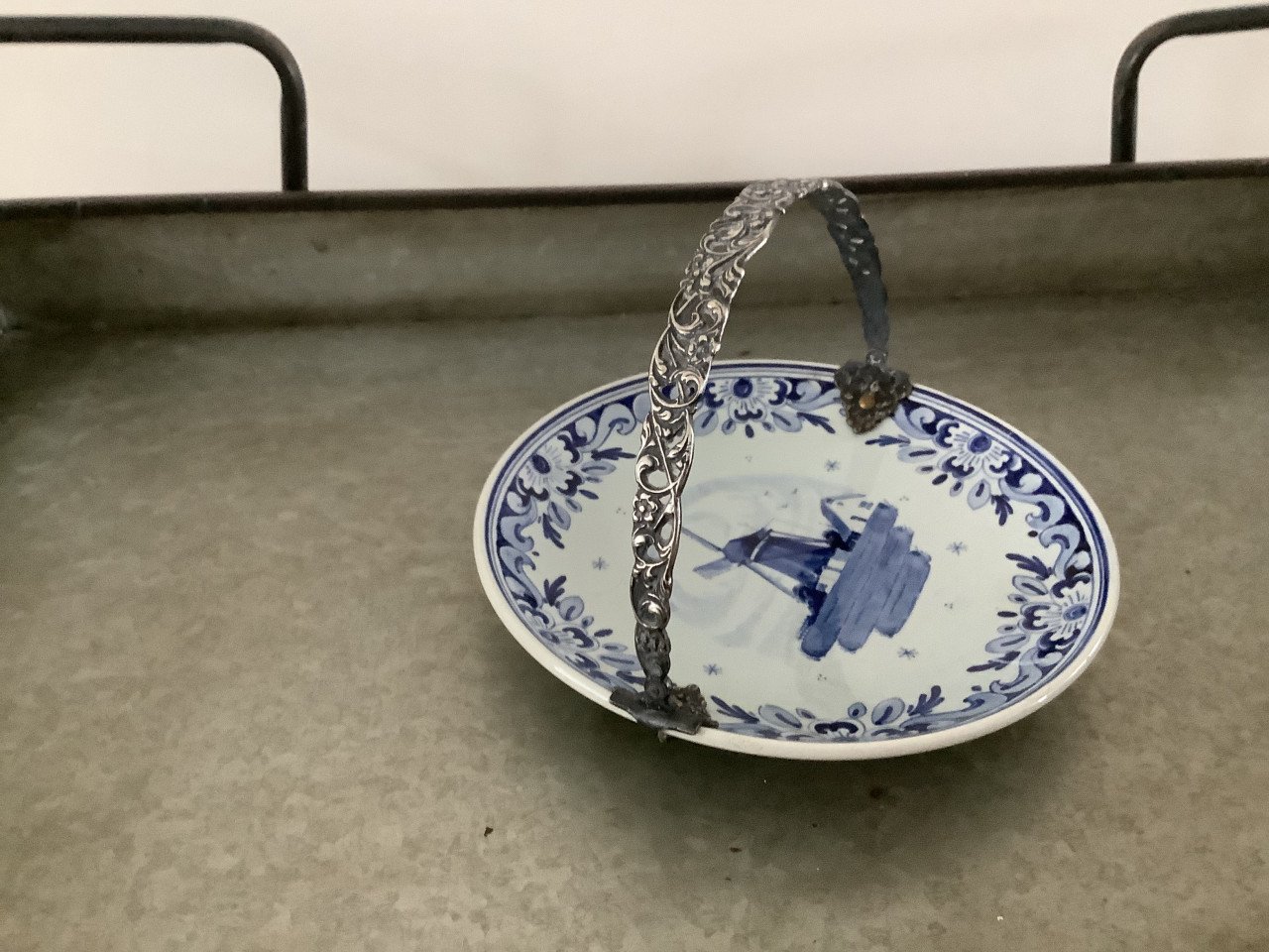 Jaren ‘50 Delfts Schaal met Verzilverd Schoonhoven Hengsel