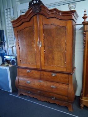 Wegens aanschaf nieuwe vloer ruimte nodig Zeeuws antiek kabinet ea