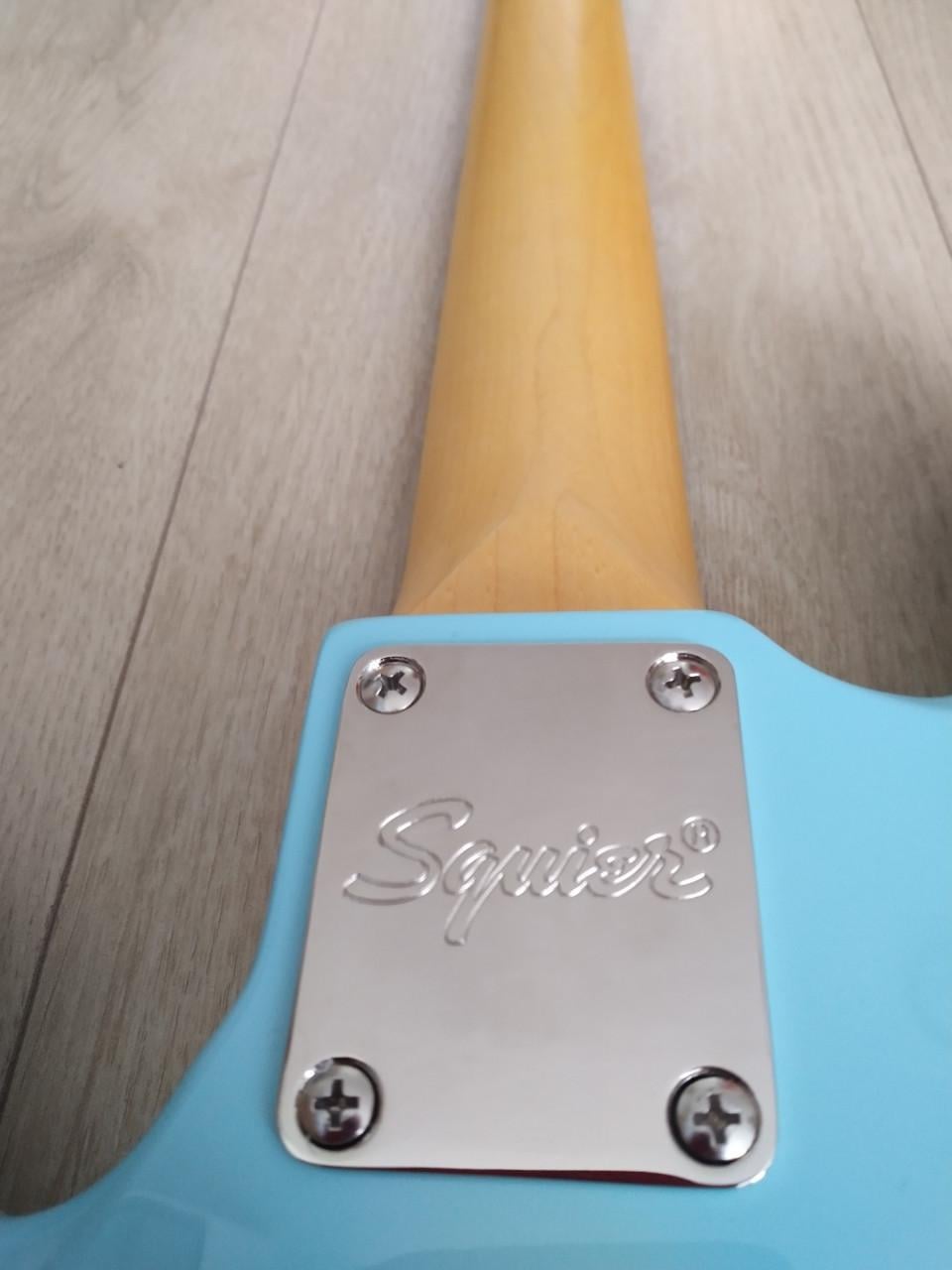 Squier Classic Vibe Jazz Bass Daphne Blue 2025 + extra's, 300 euro.