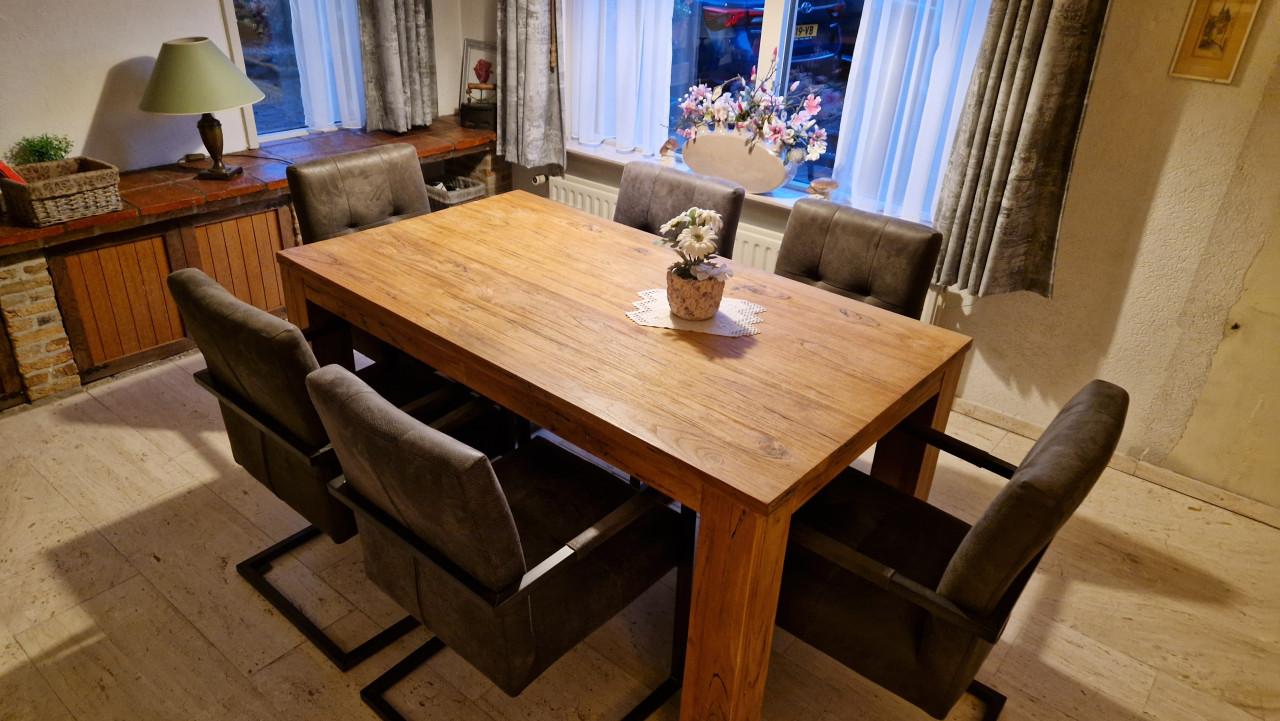 Eettafel met 6 stoelen