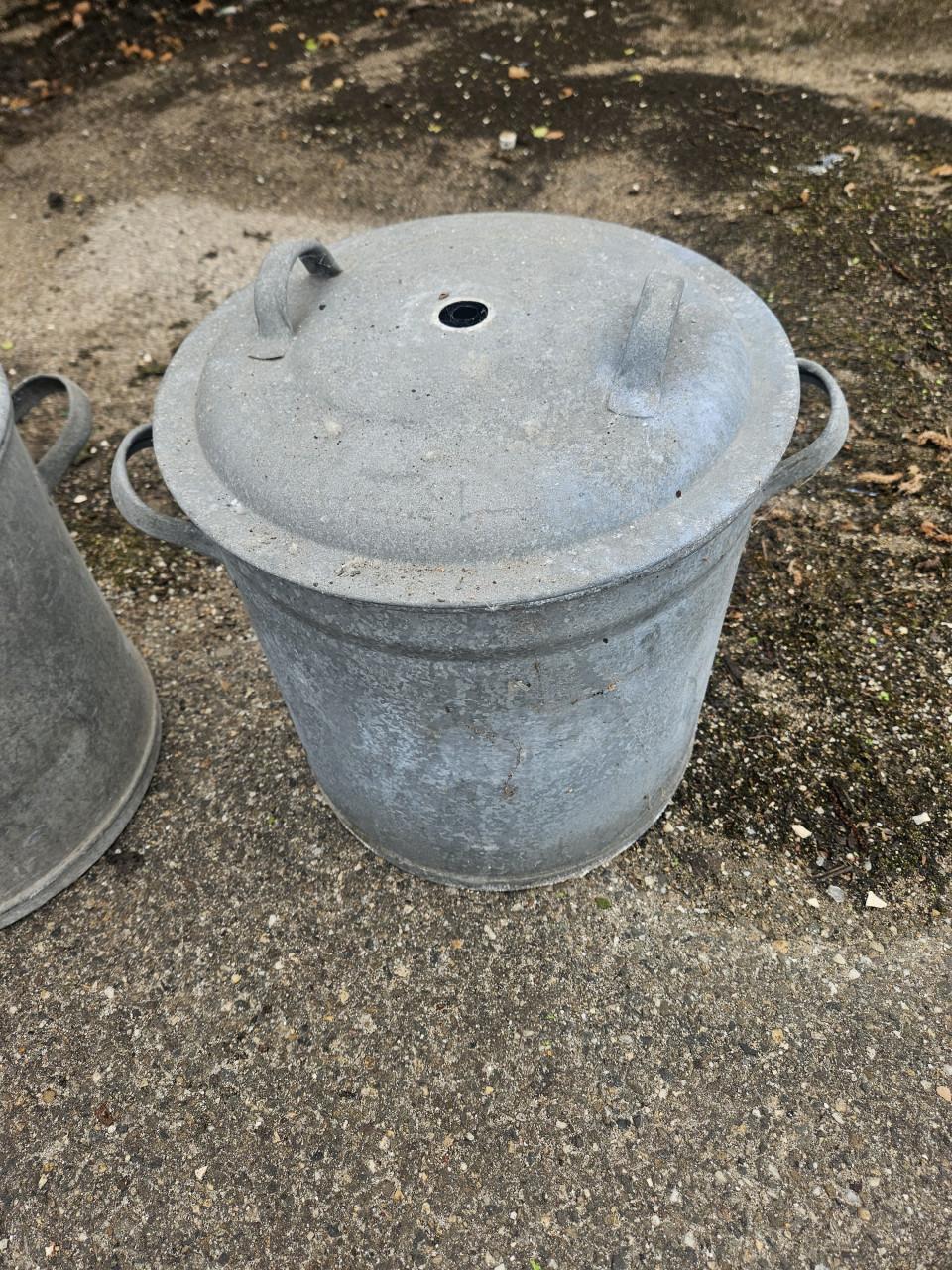 Zinken wek/wasketels ketels. Waarvan 1 geëmailleerd.