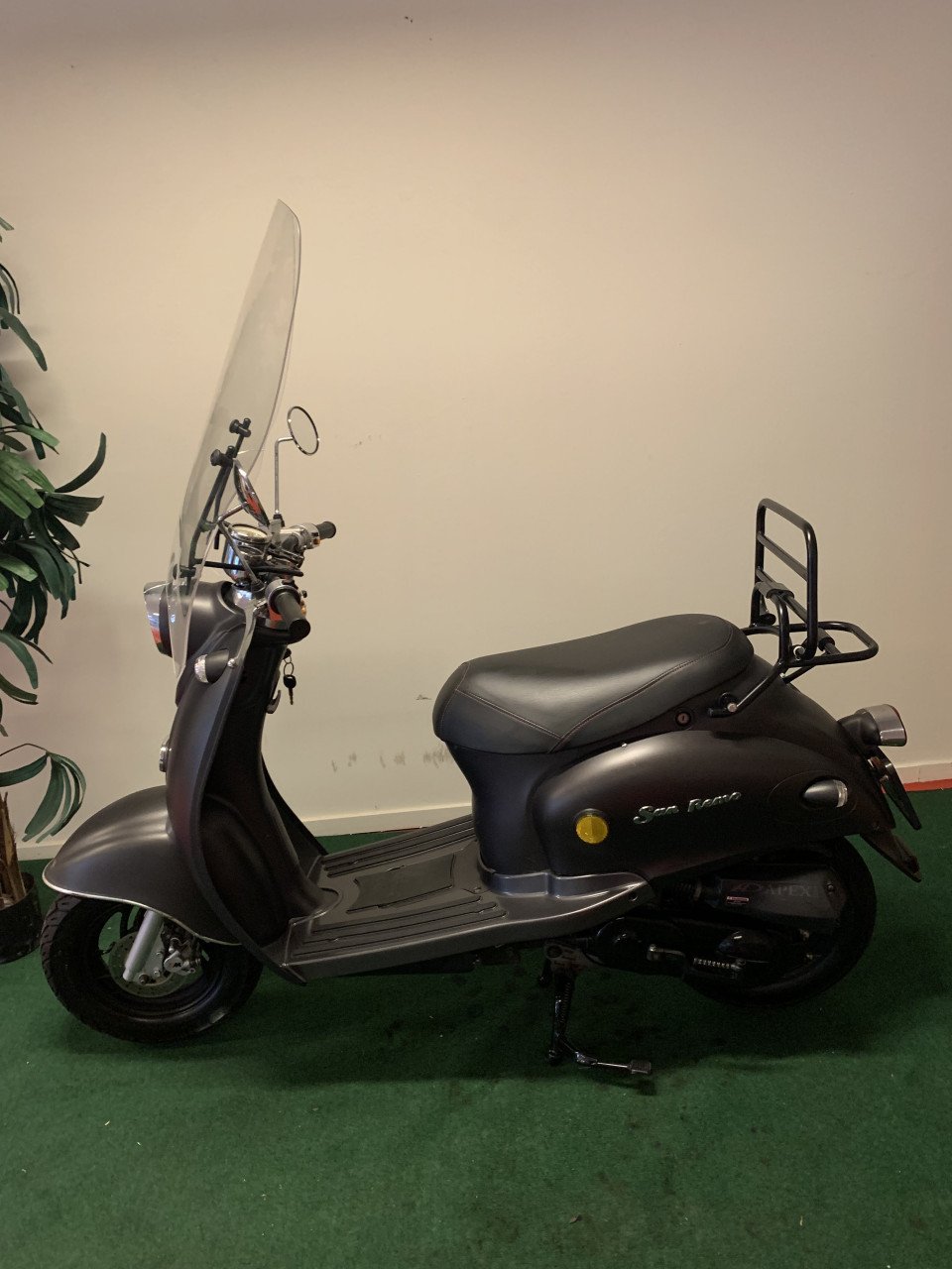 RETRO SCOOTER MET WINDSCHERM 45KM NU 595,= RIJKLAAR
