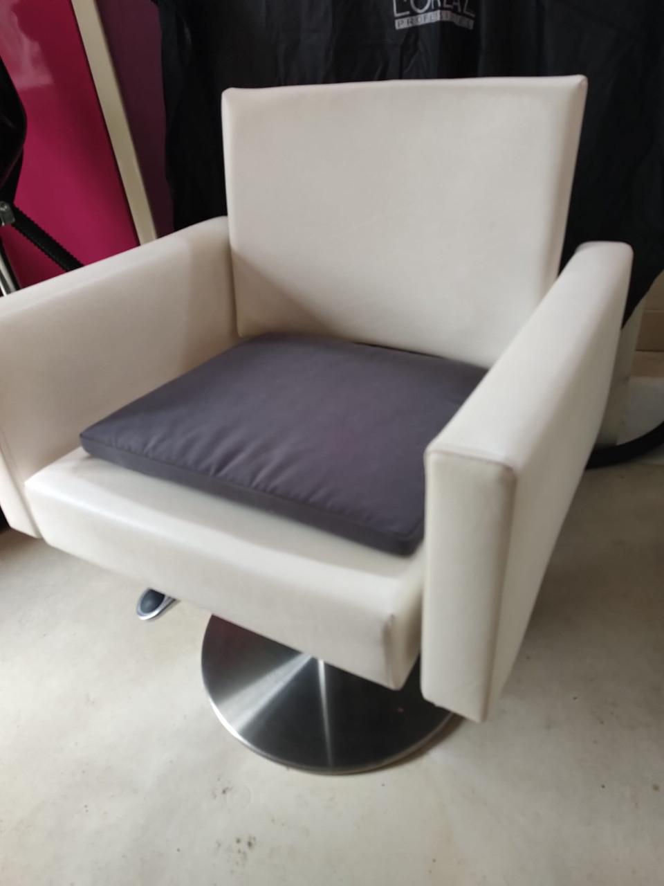 Kappersstoel met complete uitrusting