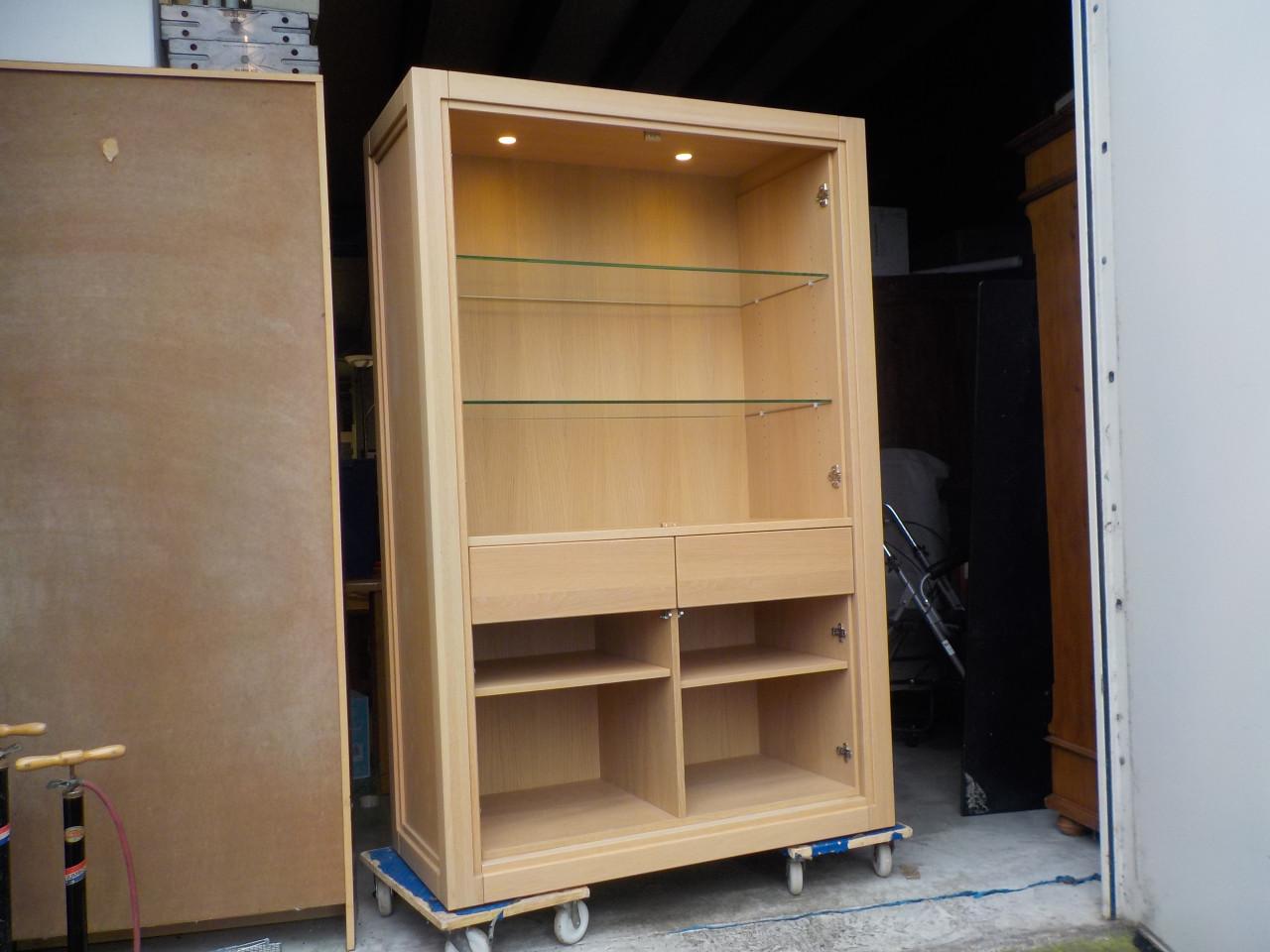 Blank eiken vitrine kast in nieuw staat