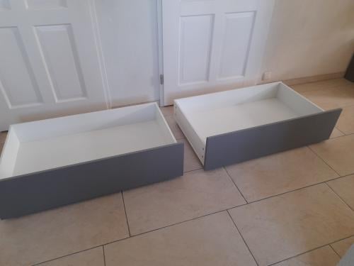 2 x Bedladen op wielen   (in goede nette staat)  €15 per stuk