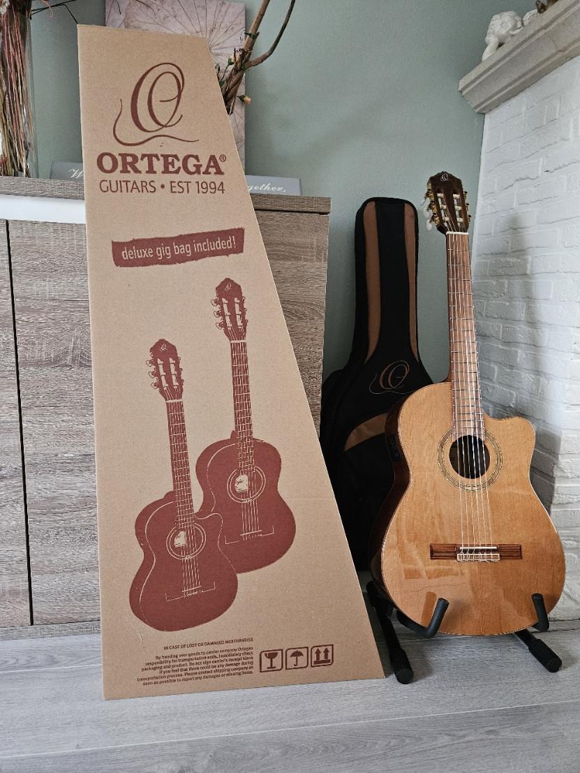 Ortega Feel Series RCE159SN Slim Neck Naturel Met Gigbag