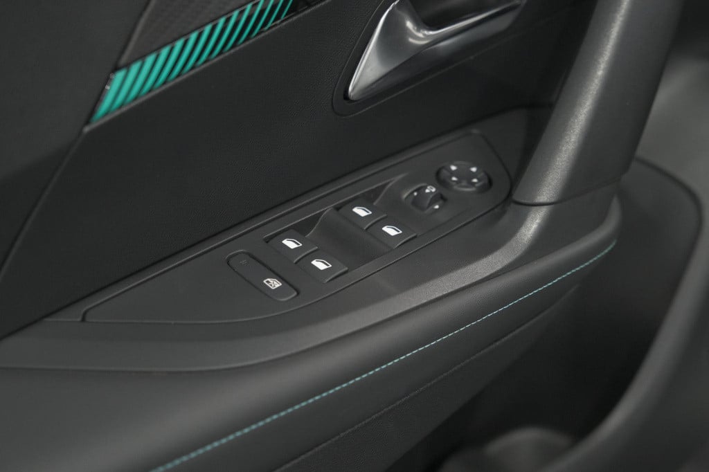 Peugeot 2008 puretech 102 allure pack | allseason banden | parkeersensoren 