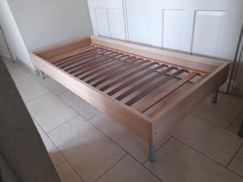 1 persoons bed 90 x 200 (in goede staat )