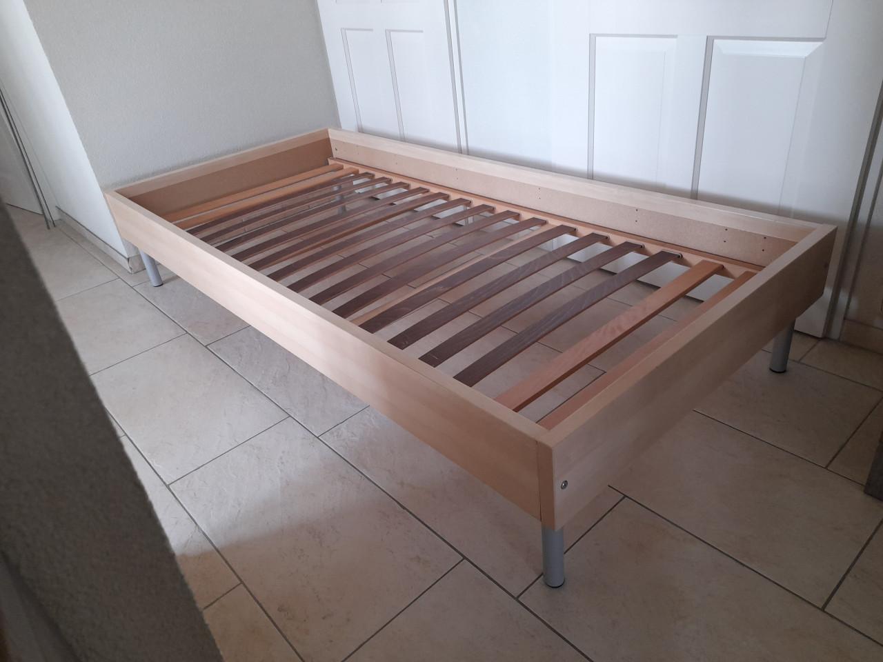 1 persoons bed 90 x 200 (in goede staat )