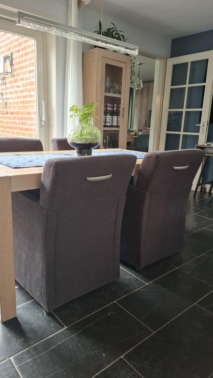 Tafel met stoelen