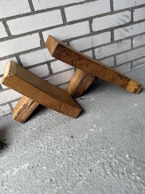 Twee eiken wandelementen