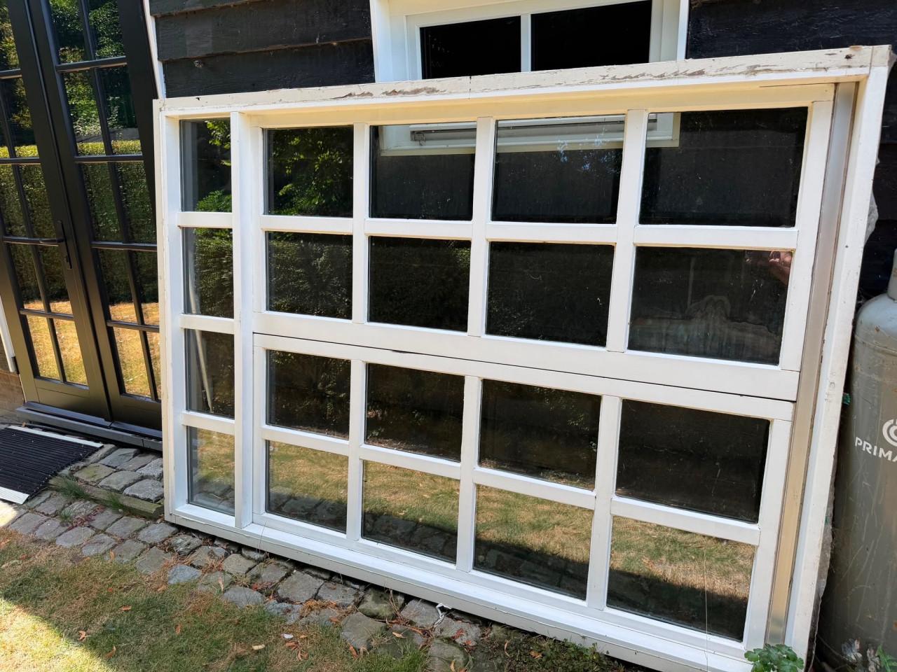 Glazen pui met 1 groot beweegbaar raam, dubbel glas