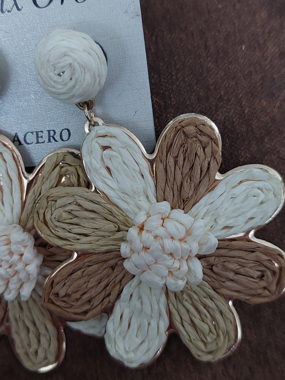 Nieuwe oorbellen beige tinten bloem