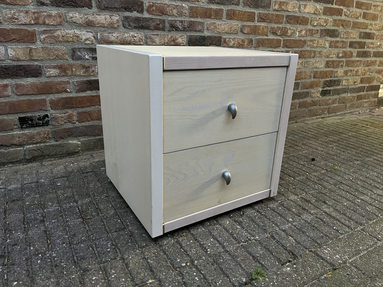 Mooi houten nachtkastje