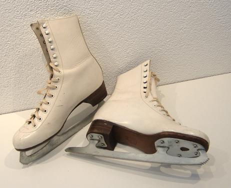 Te koop 1 paar.  Witte Kunstrijschaatsen maat 38