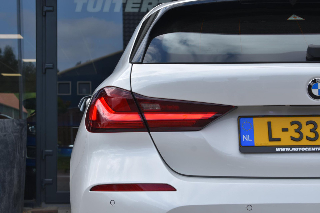 BMW 1 Serie 118i sport line | stoelverwarming | apple carplay | android aut