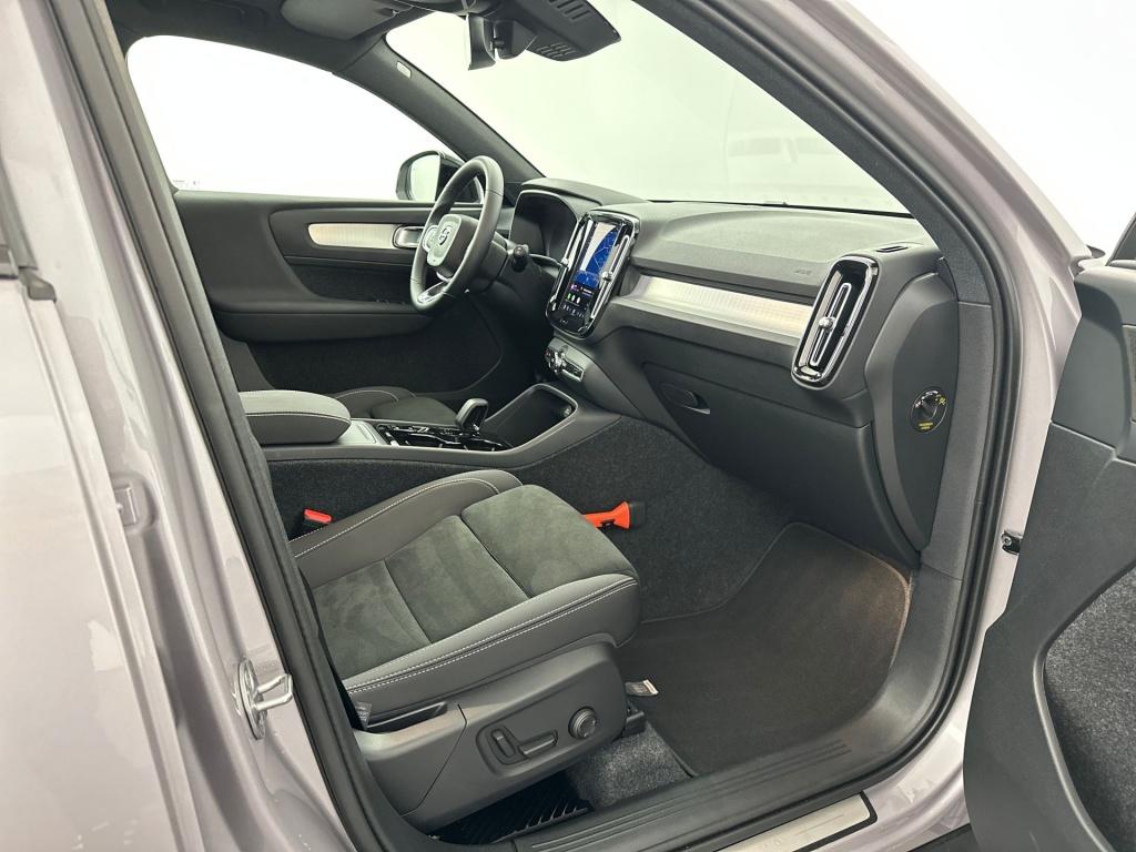 Volvo XC40 b4 197pk plus dark| pano| trekhaak| camera| elek.stoelen