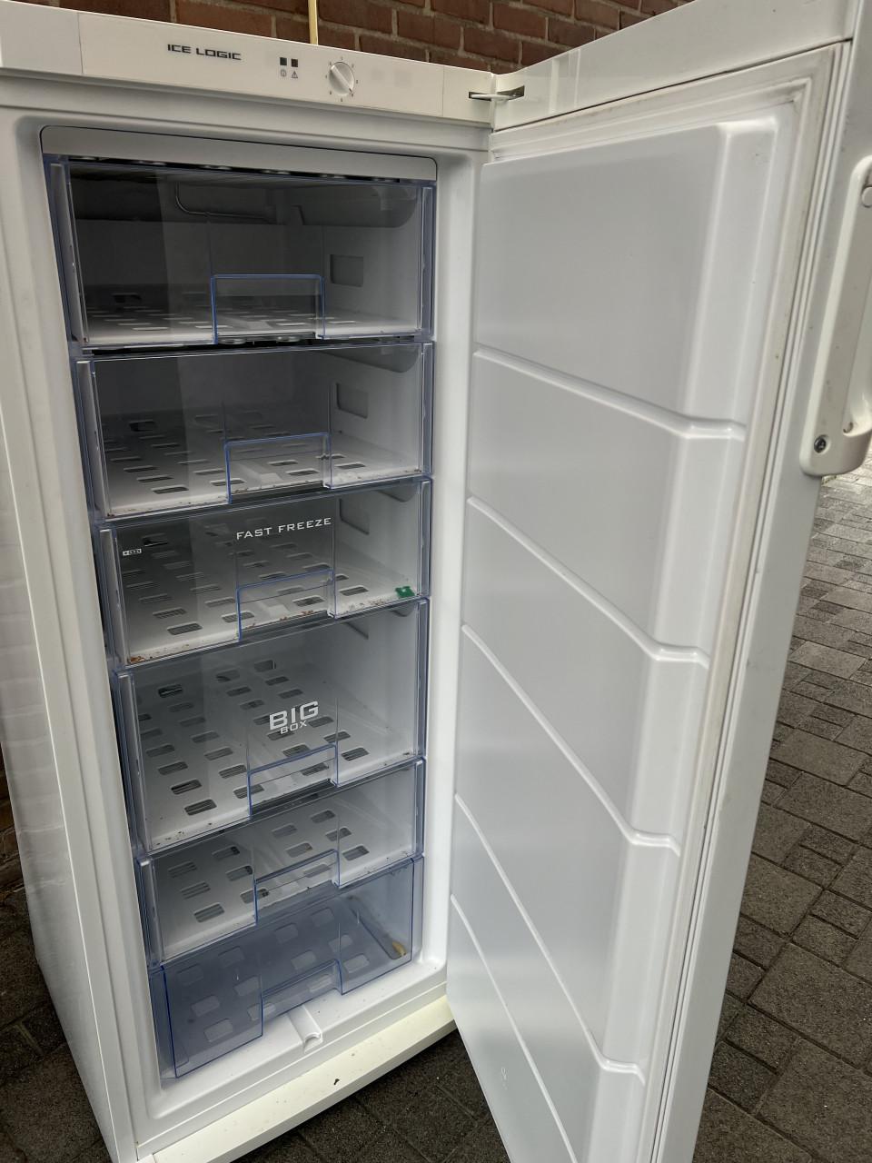 Vrieskast 145x60 cm. 215 liter energieklasse E (A+++) Lowfrost vriezer