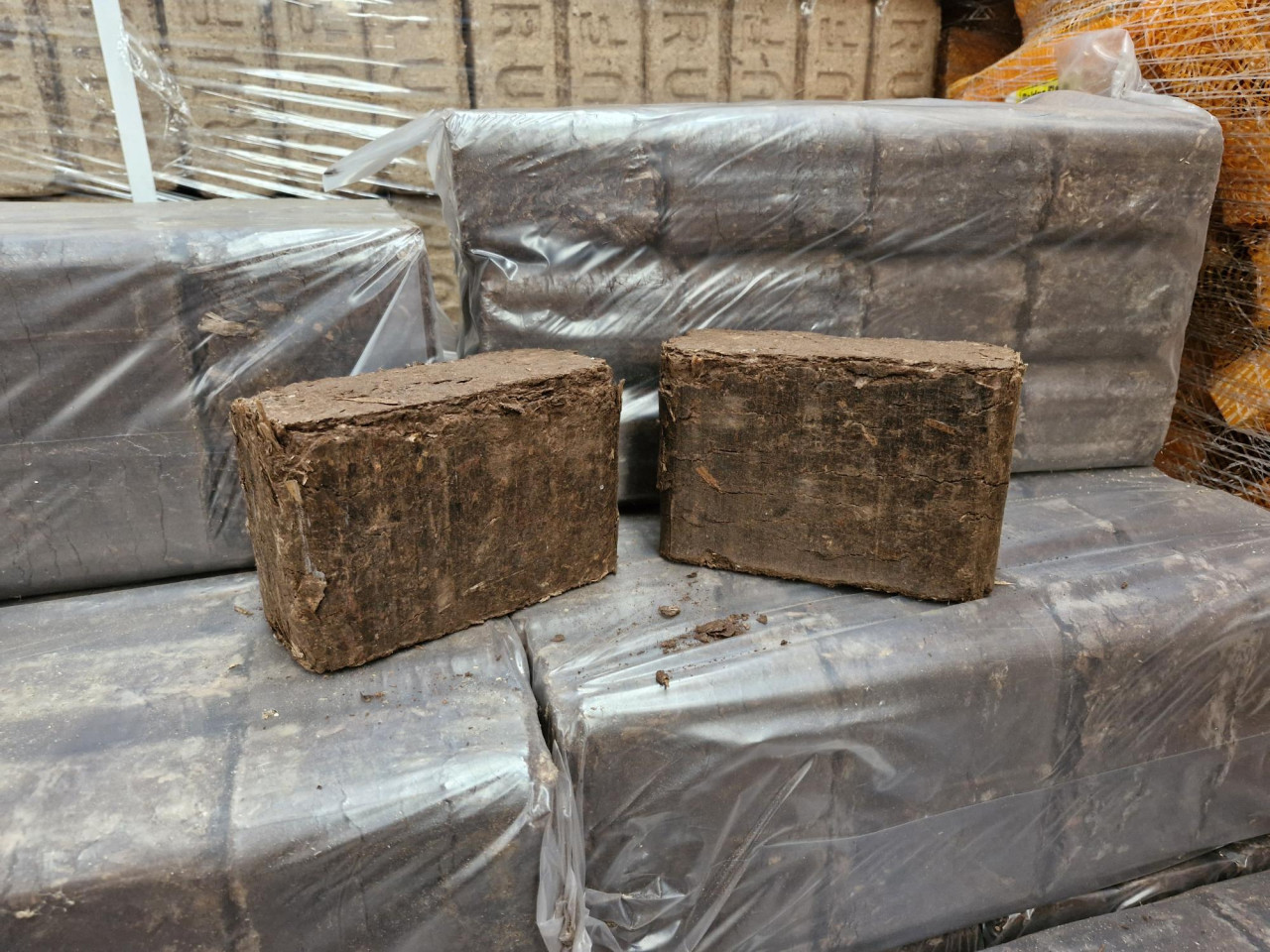 Briketten bruinkool en hout