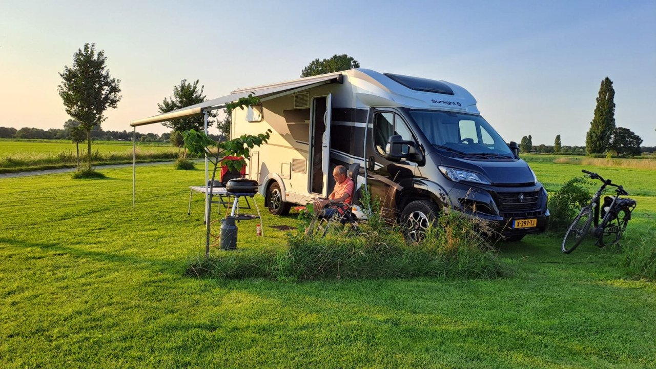 Prachtige  4 pers. camper automaat te koop / huren laatste 2 weken oktober?