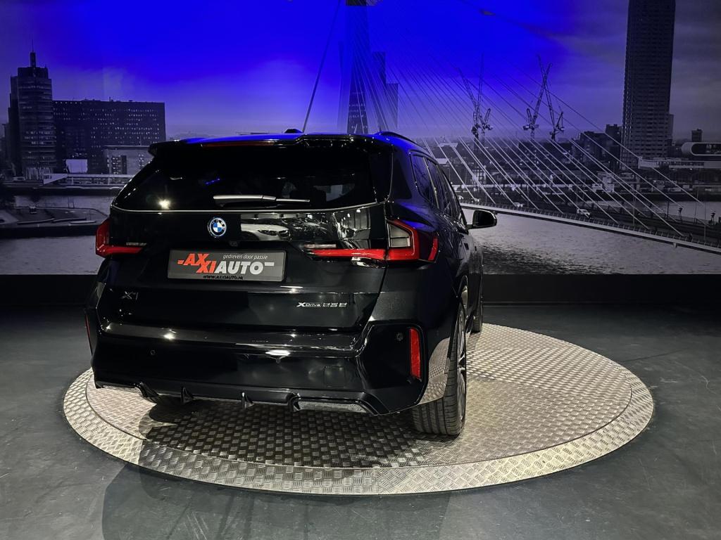 BMW X1 xdrive25e m-pakket *pano*hud*360camera*driveass*20 inch*
