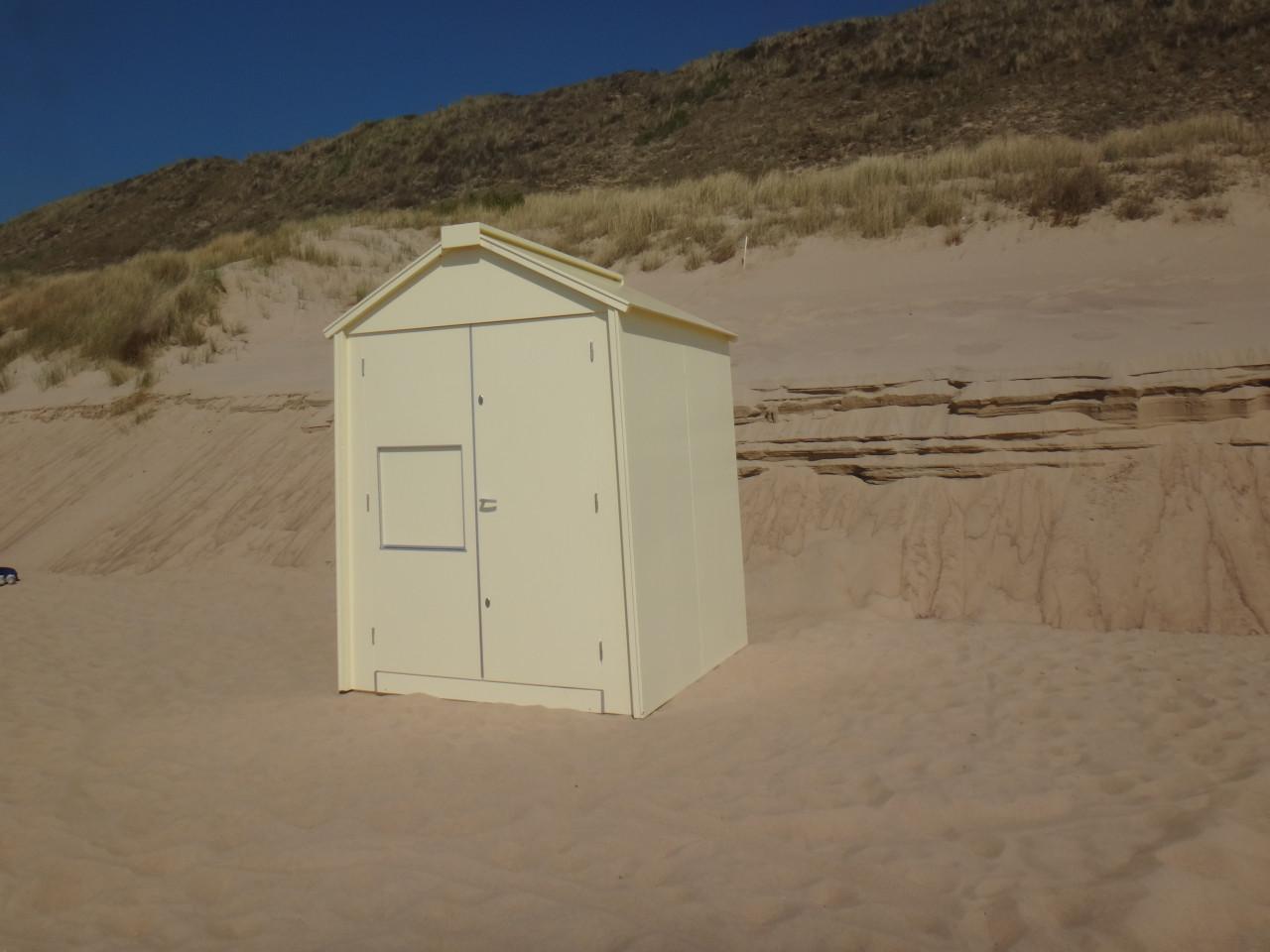Uniek design strandhuisje met plaats te koop op het Zuidstrand Walcheren.