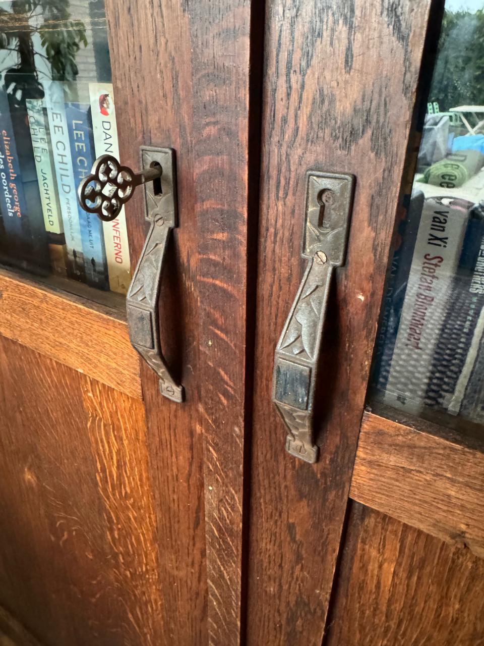 Antieke boekenkast of buffetkast