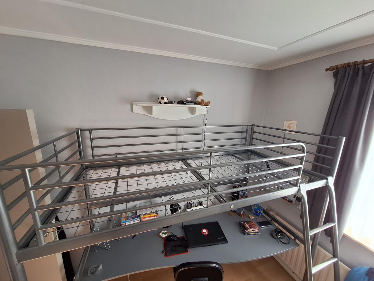 Ruime hoogslaper met bureau 90x200cm, grijs gecoat € 80,-