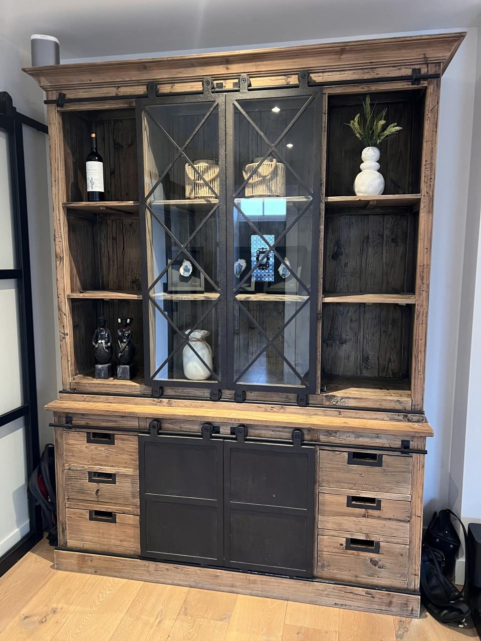 Mooie sfeervolle vitrinekast