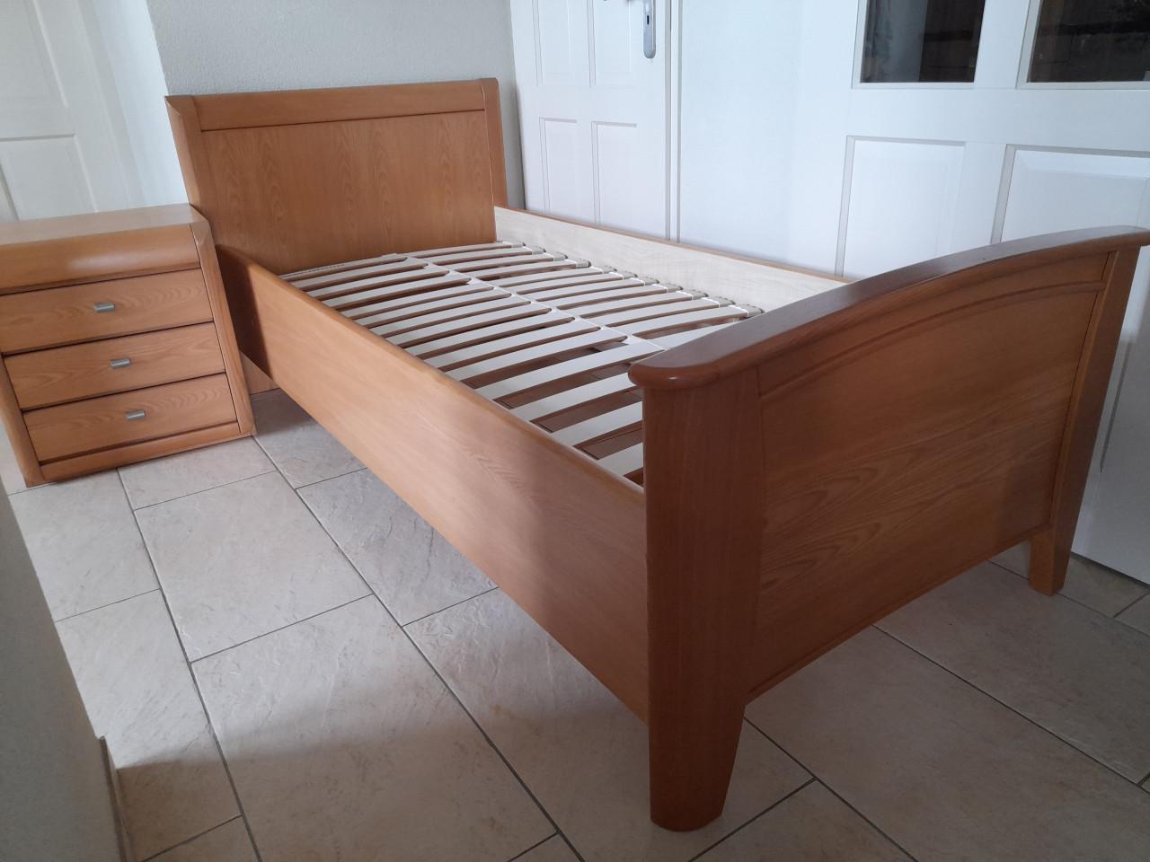 Senioren bed  met nachtkastje 90 x 200 (in goede nette staat )