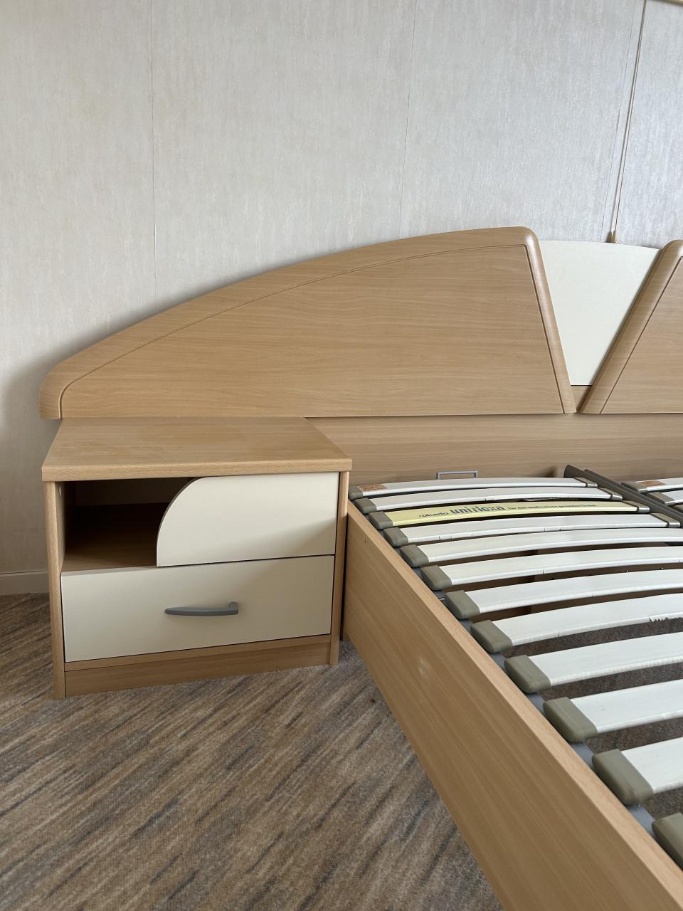 Beddenset met nachtkastjes en kaptafel