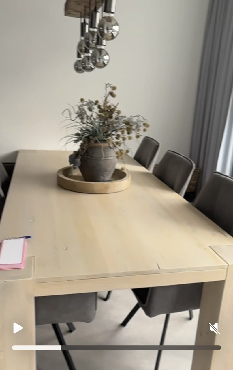Eettafel met stoelen en salontafel