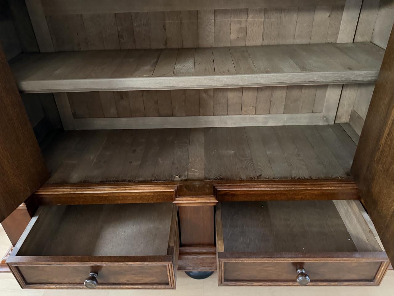 Originele Massief Eiken Kolommenkast. Origineel keurmerk in achterwand.